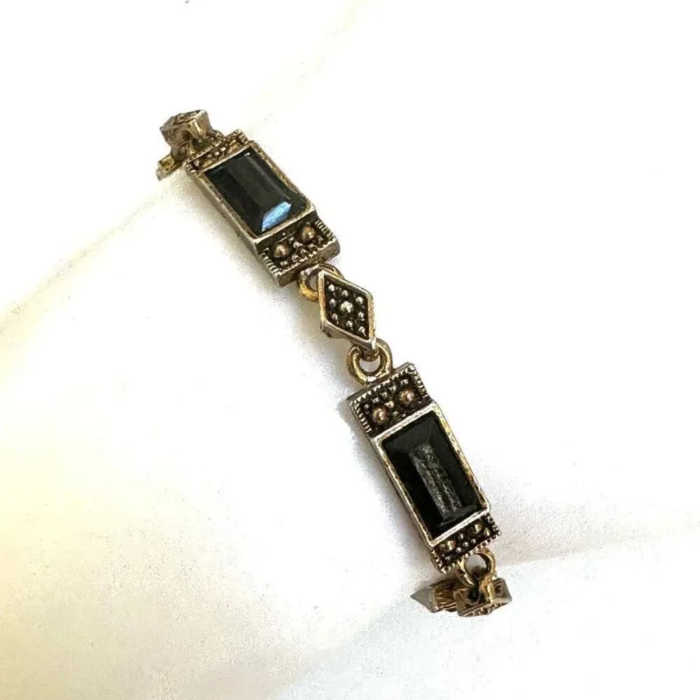 Black and gold tone rectangular beaded bracelet